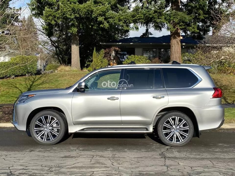 Thân xe bề thế và vững chãi của xe ô tô Lexus 570 từ góc nhìn bên
