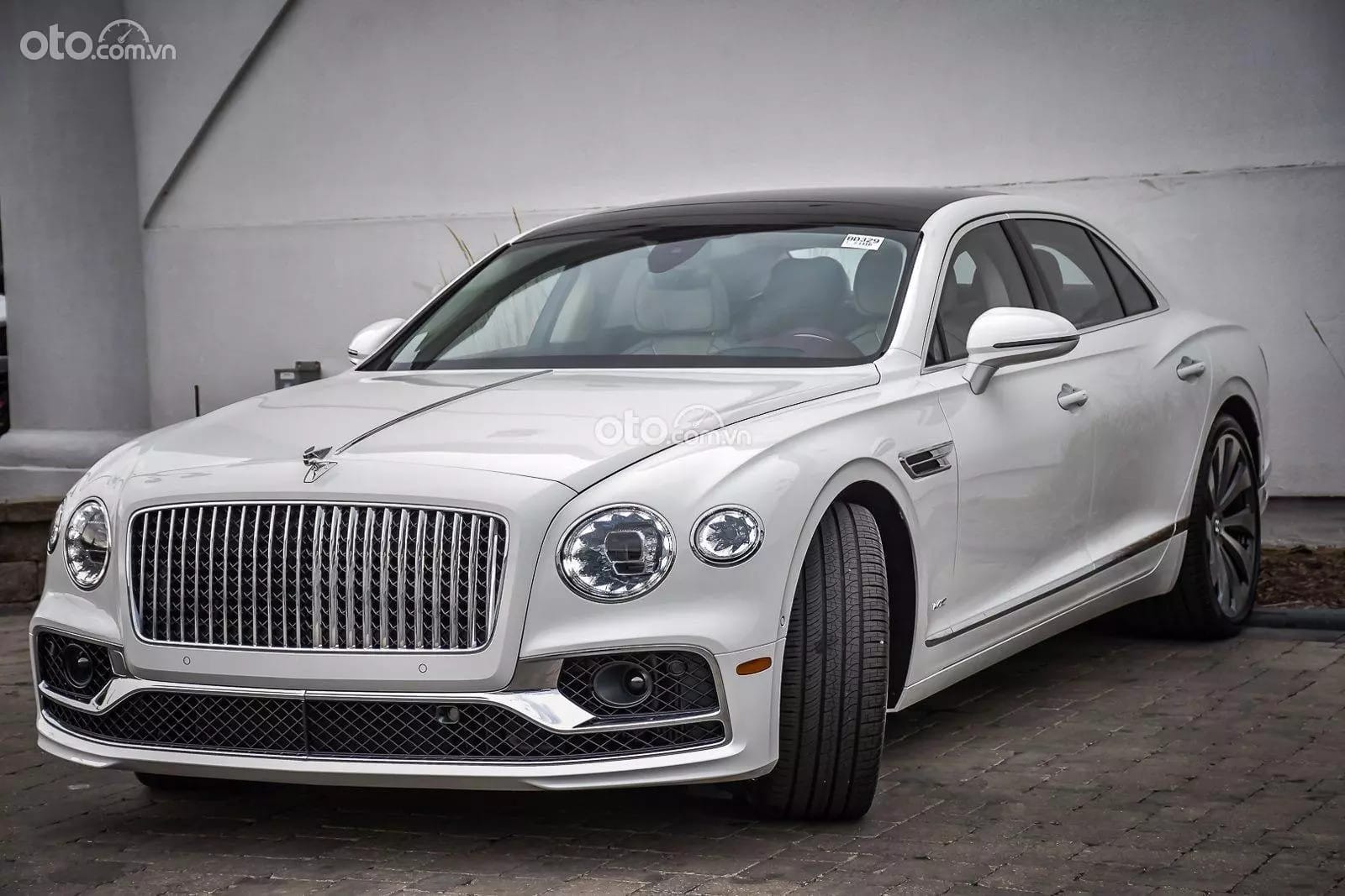 Thân xe Bentley Flying Spur trên đường phố
