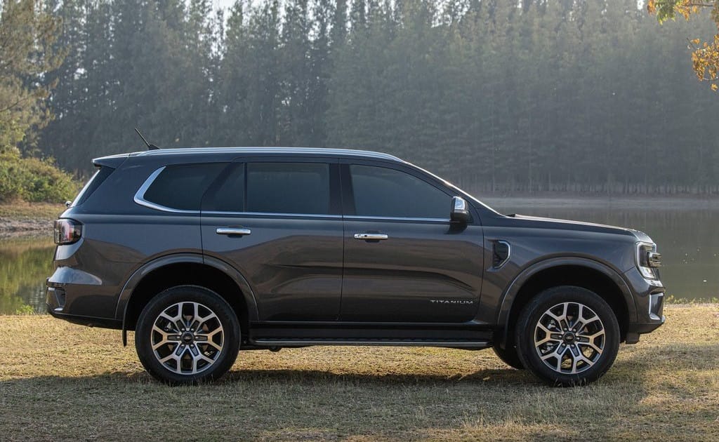 Thân xe Ford Everest Titanium với đường gân dập nổi mạnh mẽ