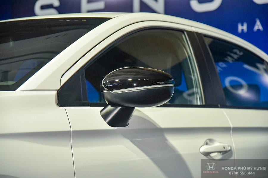Thân xe Honda City màu trắng với mâm xe hợp kim