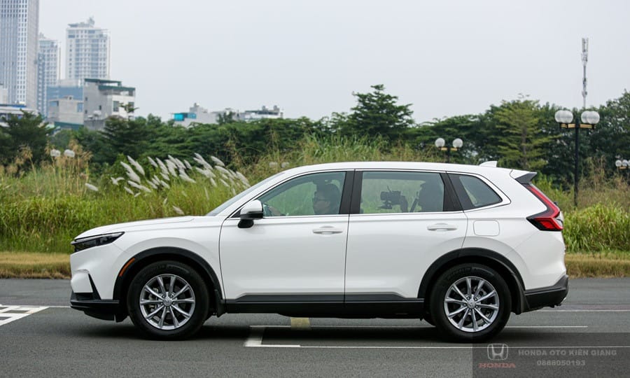 Thân xe Honda CRV 7 chỗ với la-zăng 18 inch