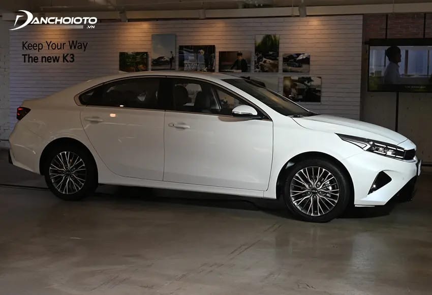Thân xe Kia K3 với đường nét thiết kế thanh thoát, thể hiện kích thước tổng thể lý tưởng của dòng xe này.