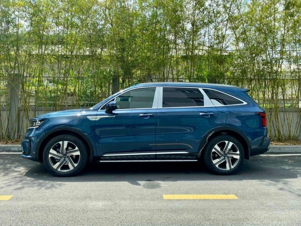 Thân xe Kia Sorento 5 chỗ với những đường nét dứt khoát và la-zăng thể thao