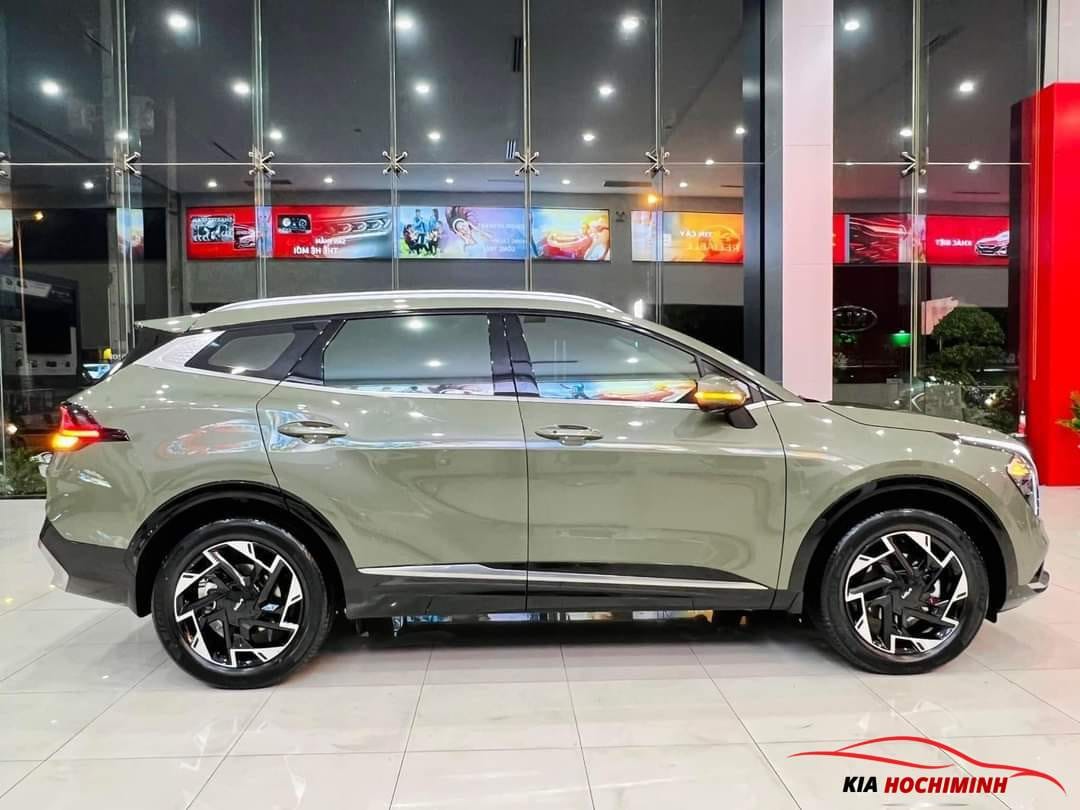 Thân xe Kia Sportage 2025 với thiết kế tạo khối và đường gân nổi ấn tượng