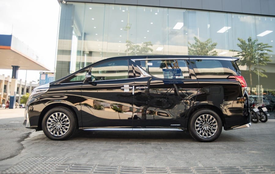 Thân xe Lexus LM300h với mâm đa chấu titan và đường nét dập nổi