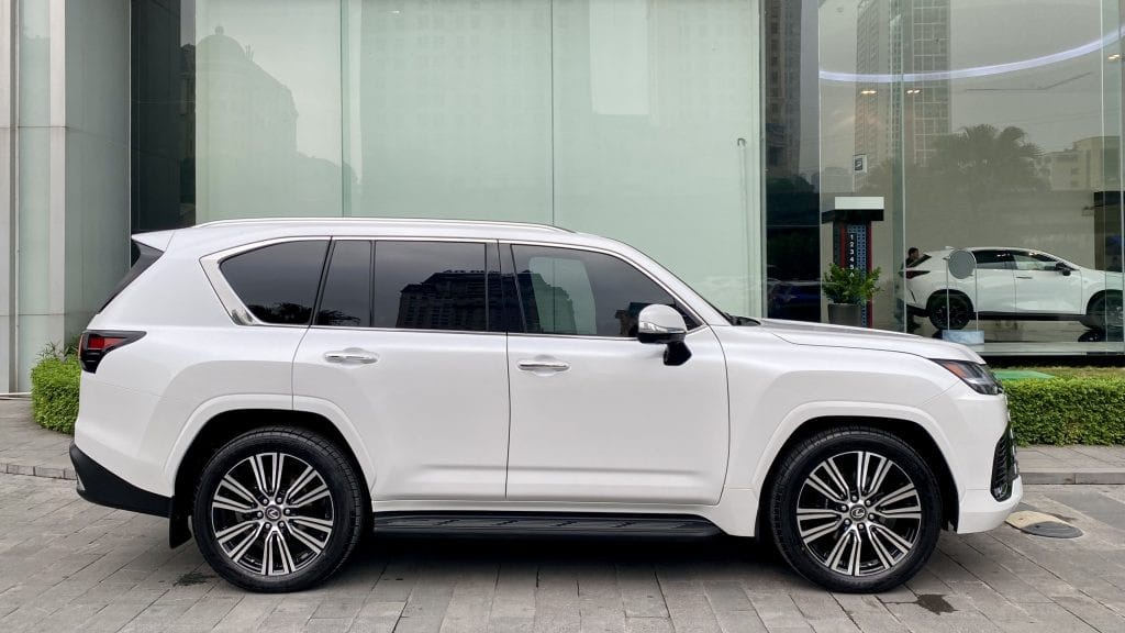 Thân xe Lexus LX600 7 chỗ với đường nét mạnh mẽ, bộ mâm hợp kim 22 inch và gương chiếu hậu tích hợp công nghệ hiện đại.