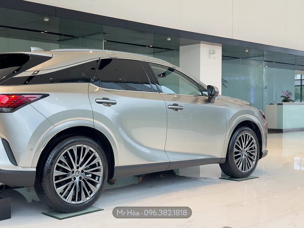 Thân xe Lexus RX 350 màu đen di chuyển trên đường