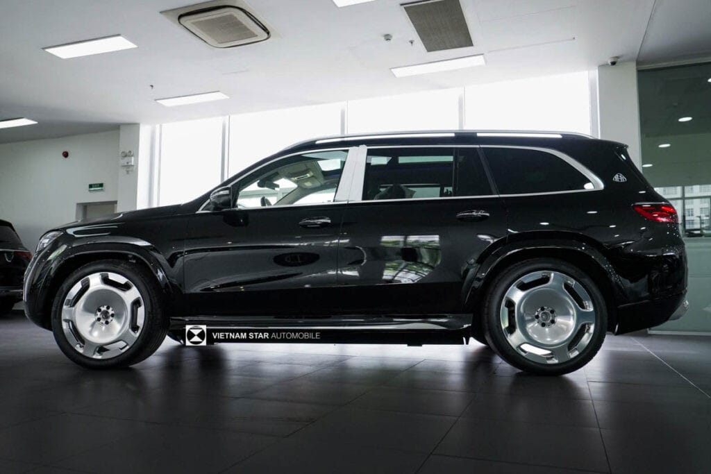 Thân xe Maybach GLS 600 4Matic mạnh mẽ và sang trọng với mâm lớn