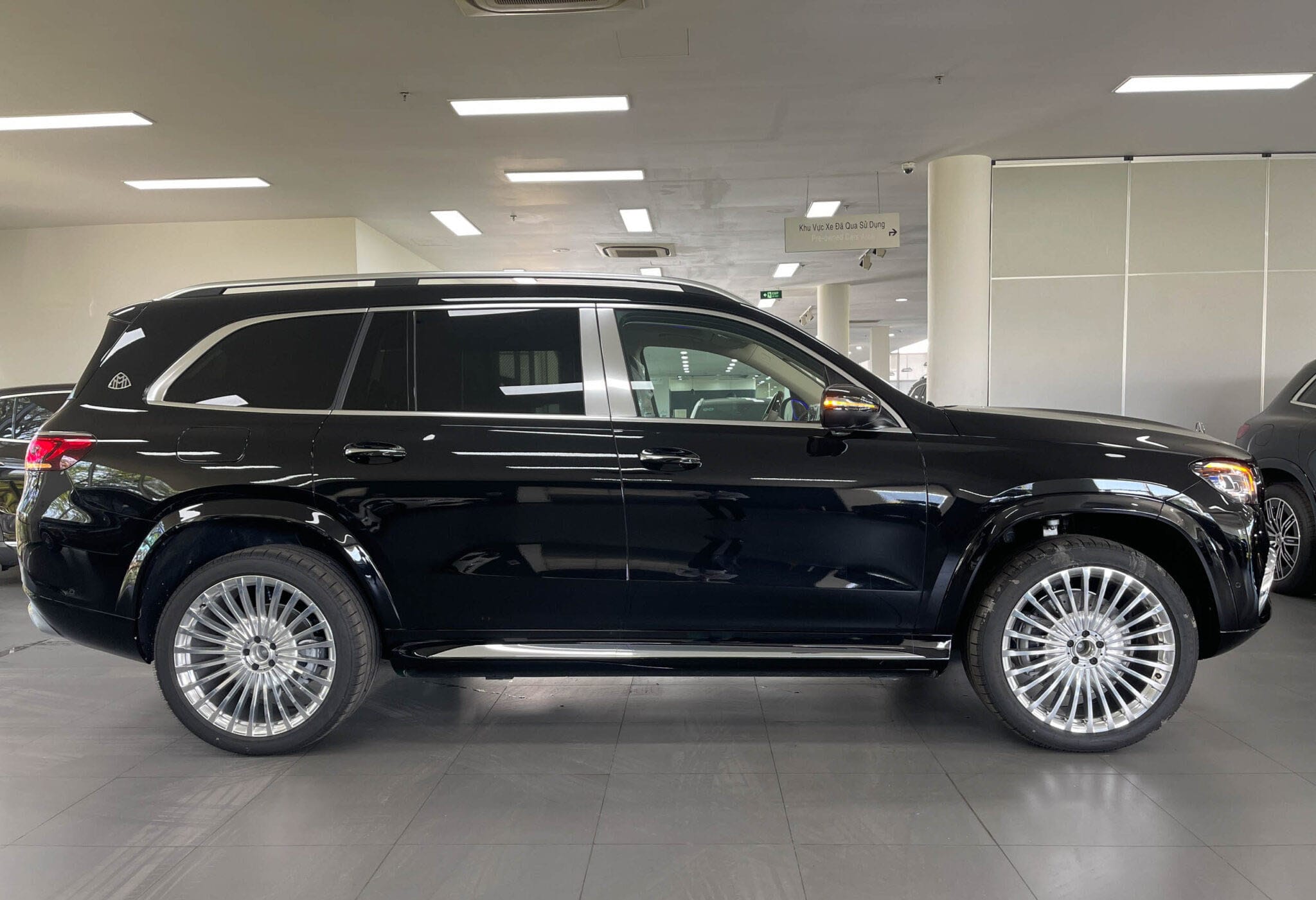 Thân xe Maybach GLS 600 với đường nét mạ Crom và mâm xe 23 inch