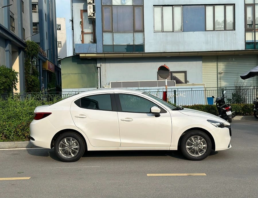 Thân xe Mazda 2 với vành đúc 16 inch
