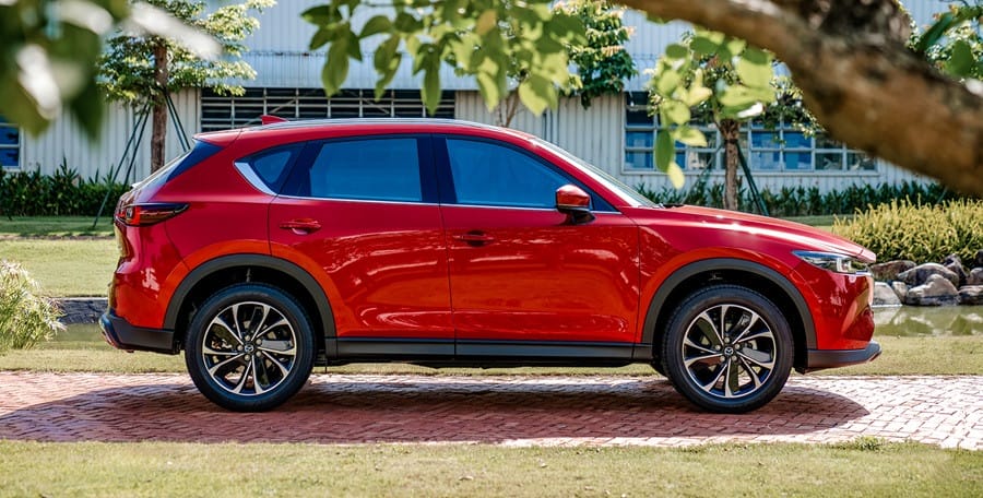 Thân xe Mazda CX-5 màu trắng với la-zăng 19 inch mới