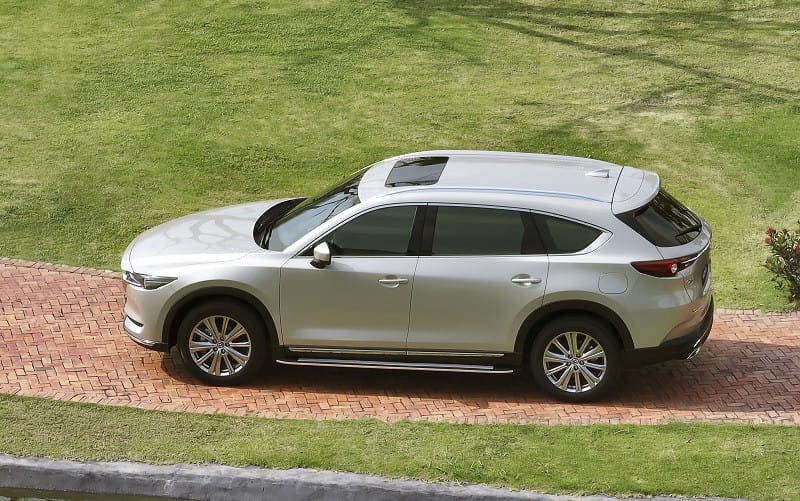 Thân xe Mazda CX-8 màu xám bạc tinh tế, thông tin chi phí lăn bánh