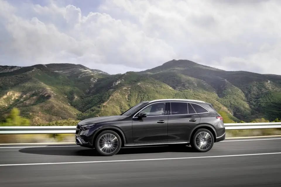 Thân xe Mercedes GLC 200 4Matic thể thao và đa dụng
