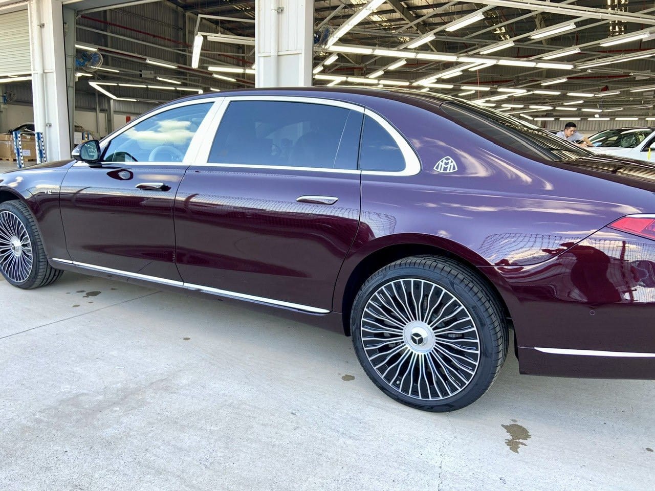 Thân xe Mercedes-Maybach S650 với đường nét thiết kế "Sensual Purity" mềm mại, chi tiết mạ chrome sáng bóng và logo Maybach trên cột C, khẳng định giá trị đẳng cấp.