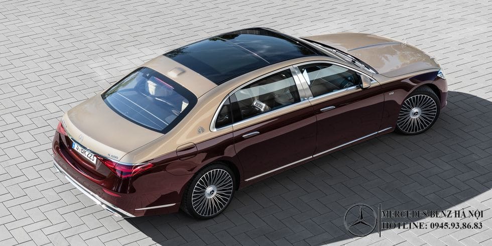 Thân xe Mercedes-Maybach S680 4MATIC với mâm 20 inch đa chấu và tay nắm cửa ẩn, tạo nên vẻ đẹp thời trang và tinh tế cho mẫu sedan siêu sang.