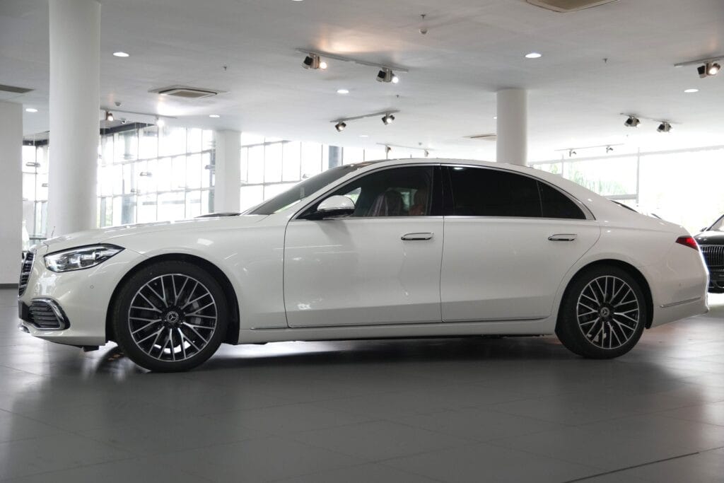 Thân xe Mercedes S450 Luxury 4Matic màu đen sang trọng với đường nét thiết kế mềm mại.