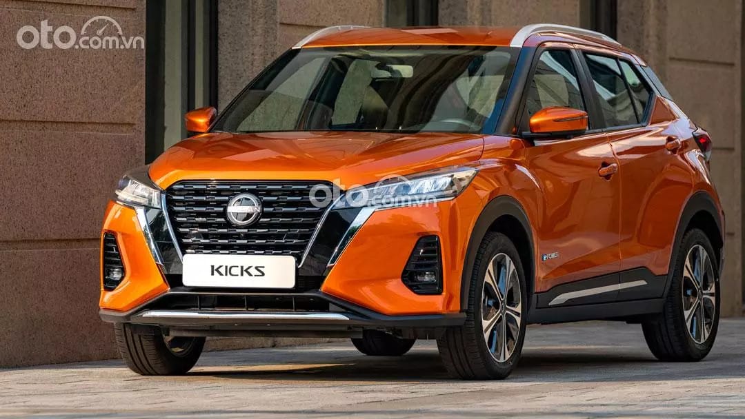 Thân xe Nissan Kicks e-POWER màu trắng bạc đang di chuyển, thể hiện thiết kế hiện đại và năng động của dòng xe ô tô hybrid.