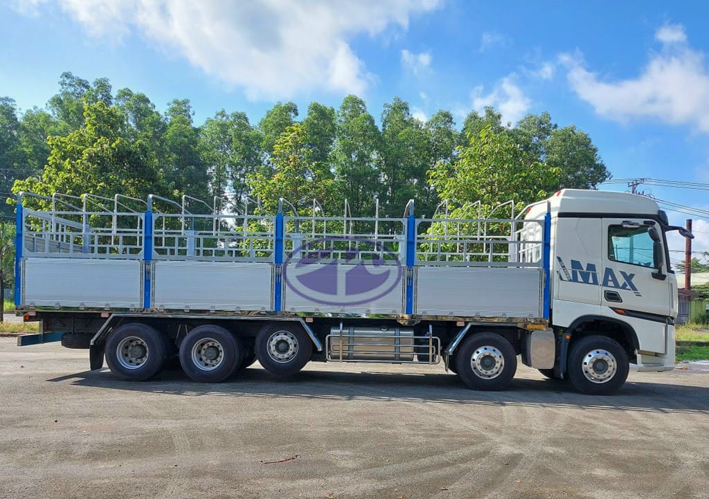 Thân xe tải 5 chân Howo Max với thùng bạt nhôm và mâm nhôm