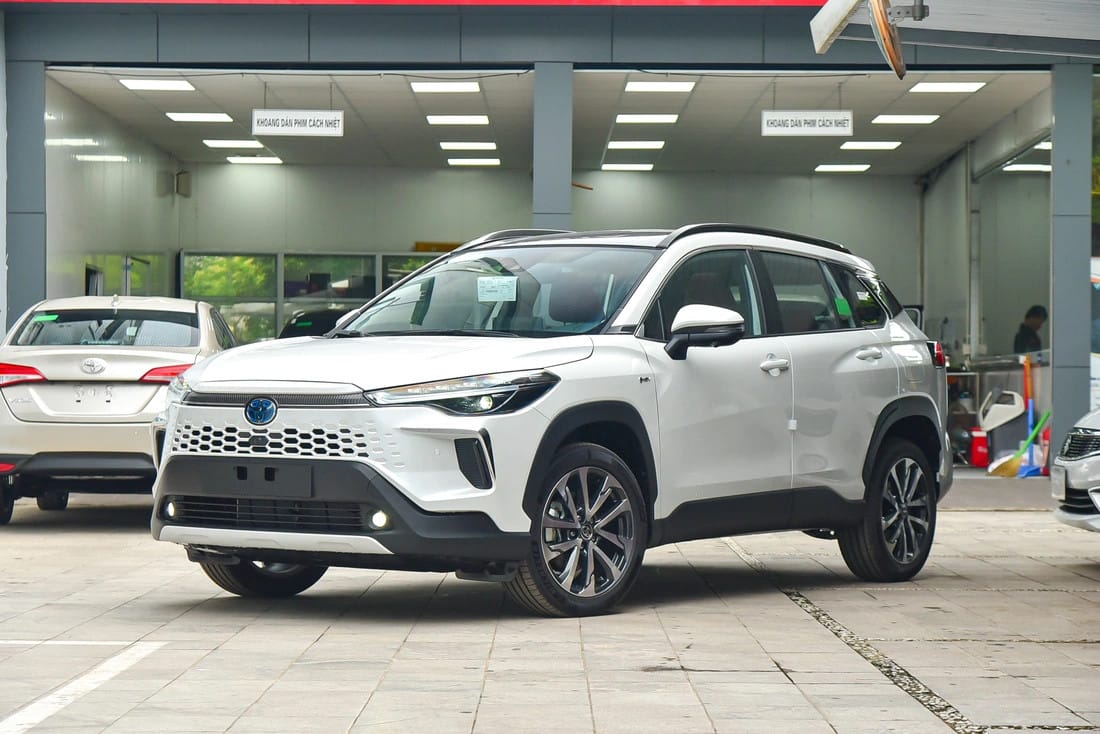 Thân xe Toyota Corolla Cross 2025 với đường nét thể thao và mâm hợp kim