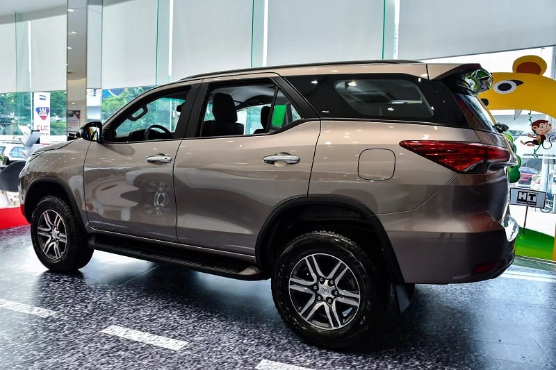 Thân xe Toyota Fortuner với lazang 18 inch