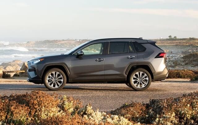 Thân xe Toyota RAV4 2025 với đường nét hiện đại