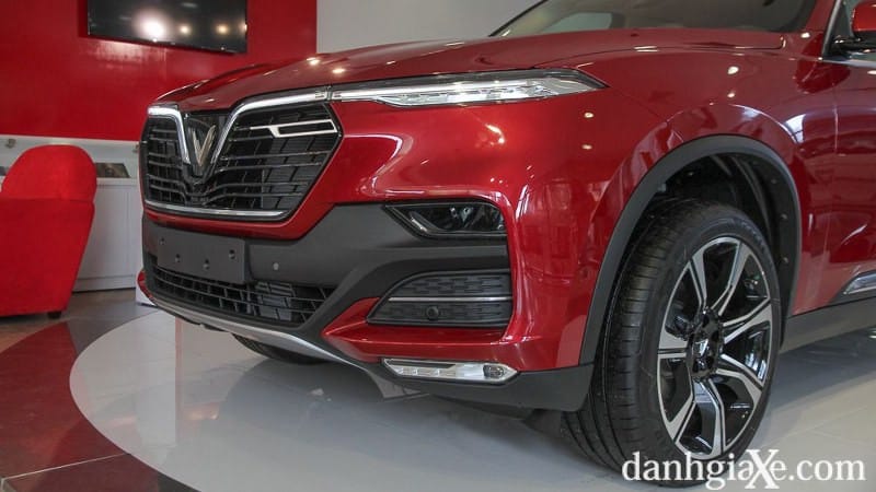 Thân xe VinFast Lux SA2.0 thể thao với bộ mâm hợp kim đa chấu