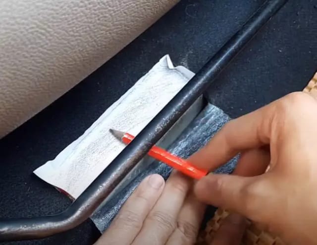 Thao tác cà số khung xe lên giấy decal bằng bút chì mềm