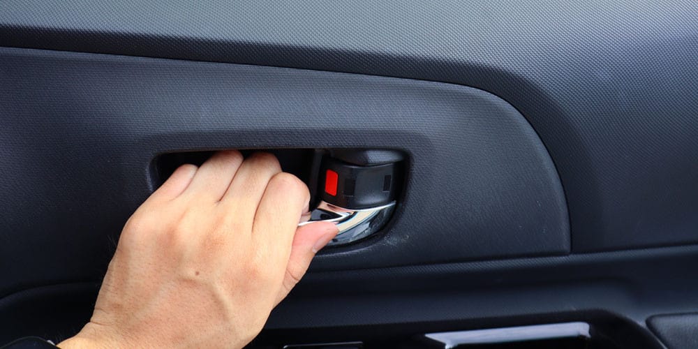 Thao tác mở cửa xe ô tô cho hành khách từ bên trong
