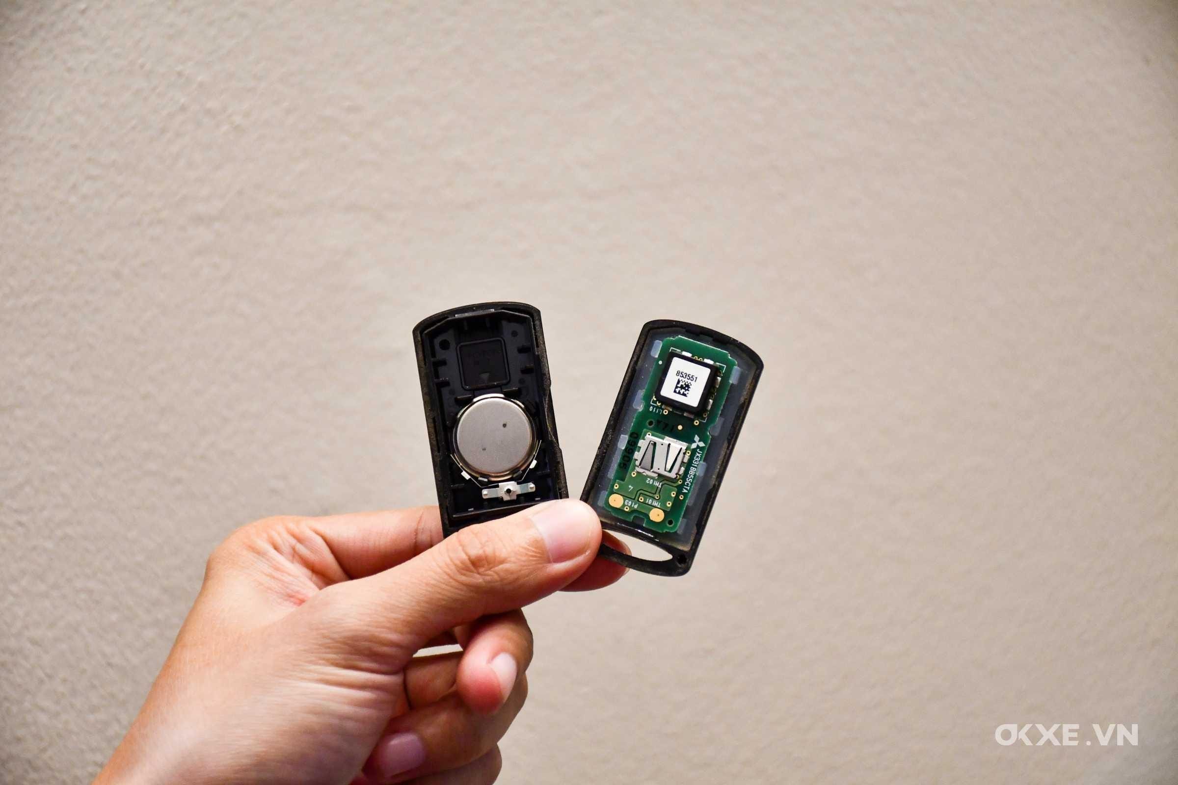 Thao tác tháo pin smartkey cũ ra khỏi vỏ khóa