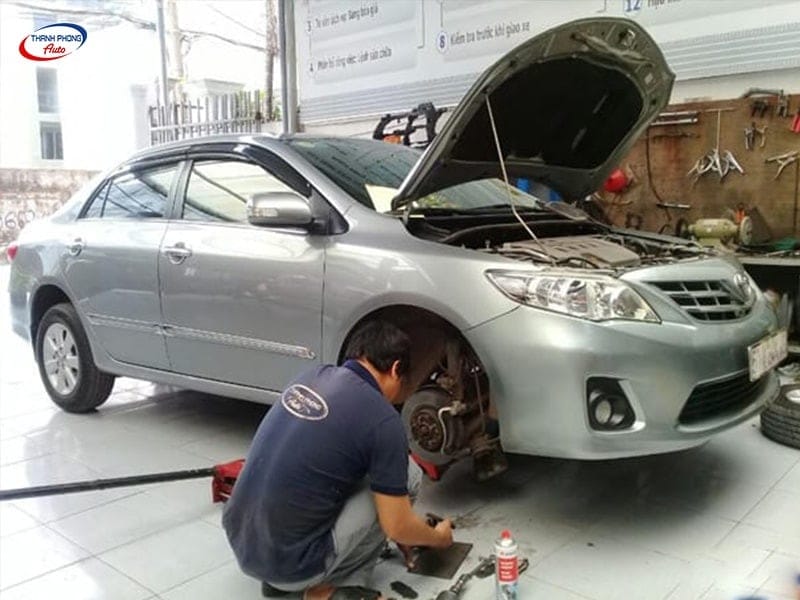 Thay thế đĩa phanh và má phanh mới để đảm bảo an toàn vận hành.
