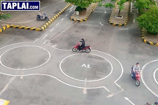 Thí sinh thực hiện bài thi thực hành lái xe A1 tại sân sát hạch