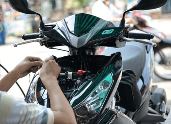 Thiết bị định vị GPS nhỏ gọn được giấu kín đáo trong khoang xe máy