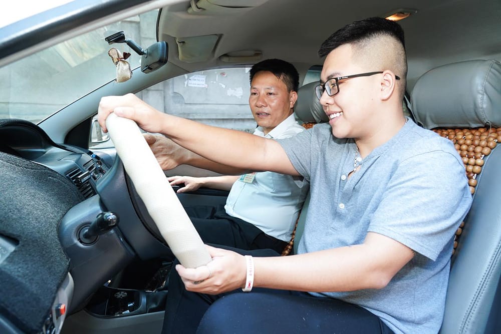 Thiết bị giám sát DAT trong quá trình học lái xe ô tô, ảnh hưởng đến chi phí học lái xe ô tô.