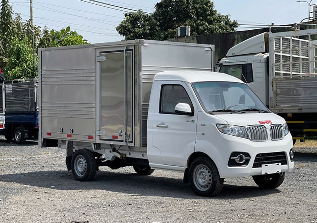 Thiết kế đầu cabin dài và chắc chắn của xe tải SRM 990kg T35