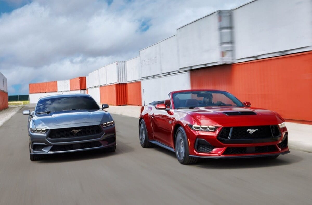 Thiết kế đầu xe Ford Mustang GT mạnh mẽ với cụm đèn pha LED sắc sảo.