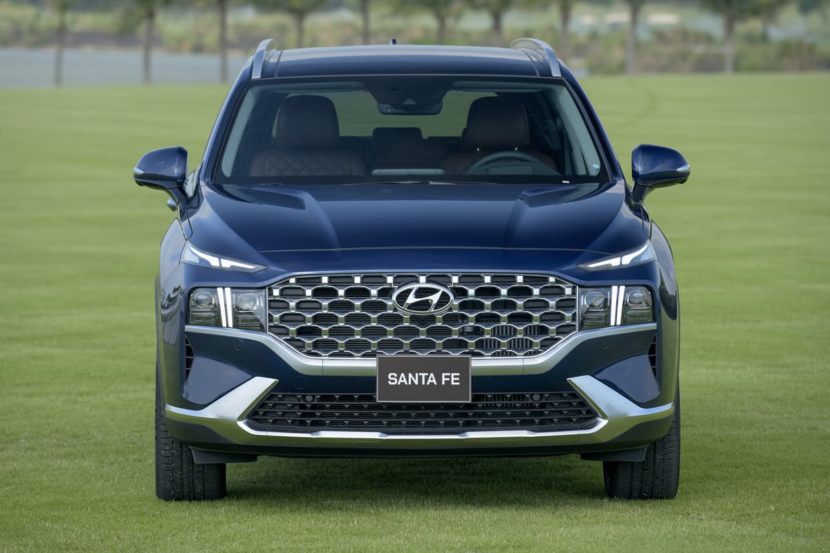Thiết kế đầu xe Hyundai Santa Fe 2023 với đèn LED ban ngày T-Shaped