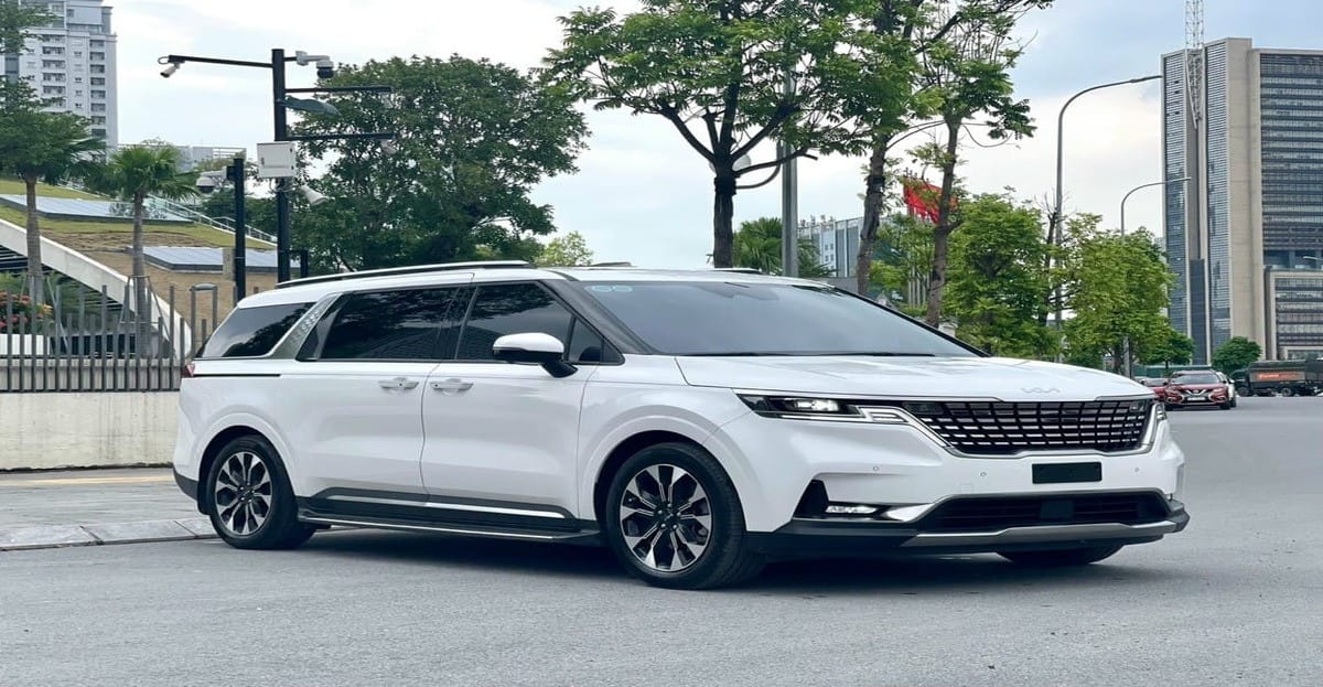 Thiết kế đầu xe KIA Carnival 7 chỗ với lưới tản nhiệt lớn và cụm đèn pha hiện đại, tôn lên vẻ ngoài bề thế và ấn tượng của mẫu MPV 7 chỗ KIA này.