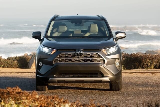 Thiết kế đầu xe mạnh mẽ của Toyota RAV4