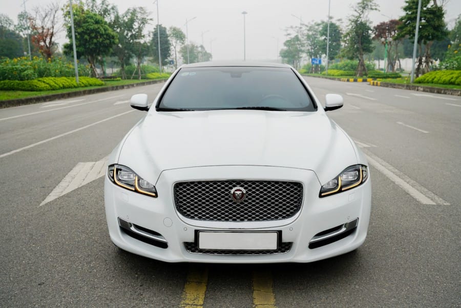 Thiết kế đầu xe sang trọng của Jaguar XJL