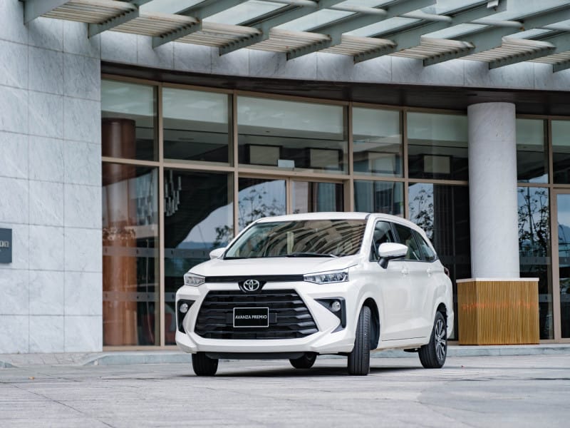 Thiết kế đầu xe Toyota Avanza với lưới tản nhiệt cỡ lớn và cụm đèn pha LED sắc sảo, tạo vẻ ngoài khỏe khoắn.