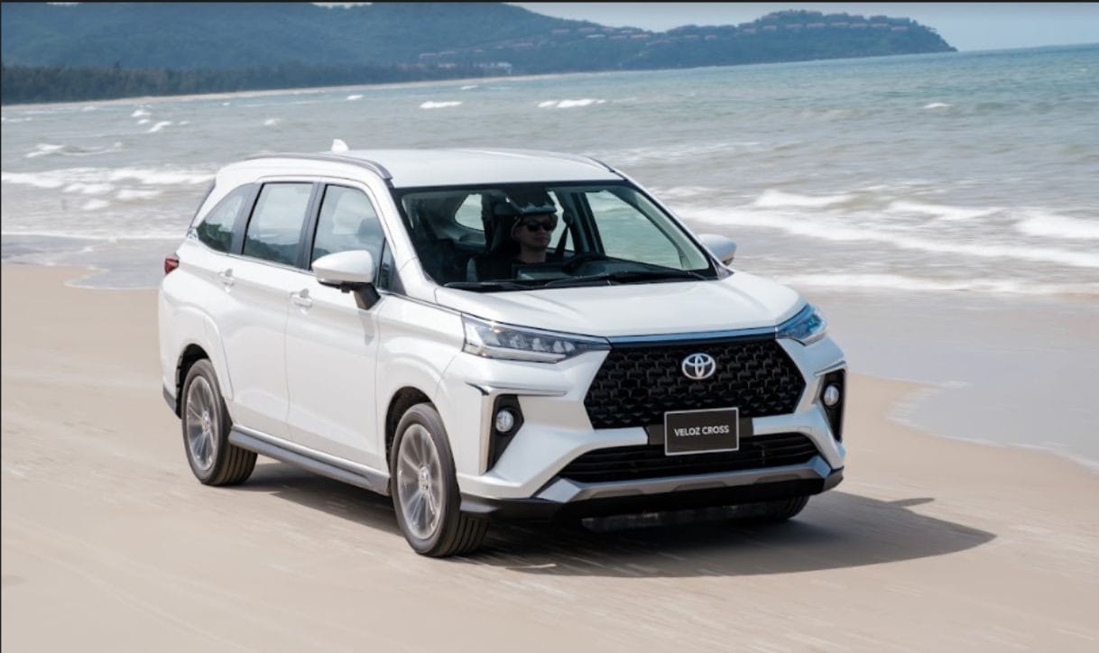 Thiết kế đầu xe Toyota Veloz Cross 7 chỗ với lưới tản nhiệt kim cương và đèn LED sắc sảo
