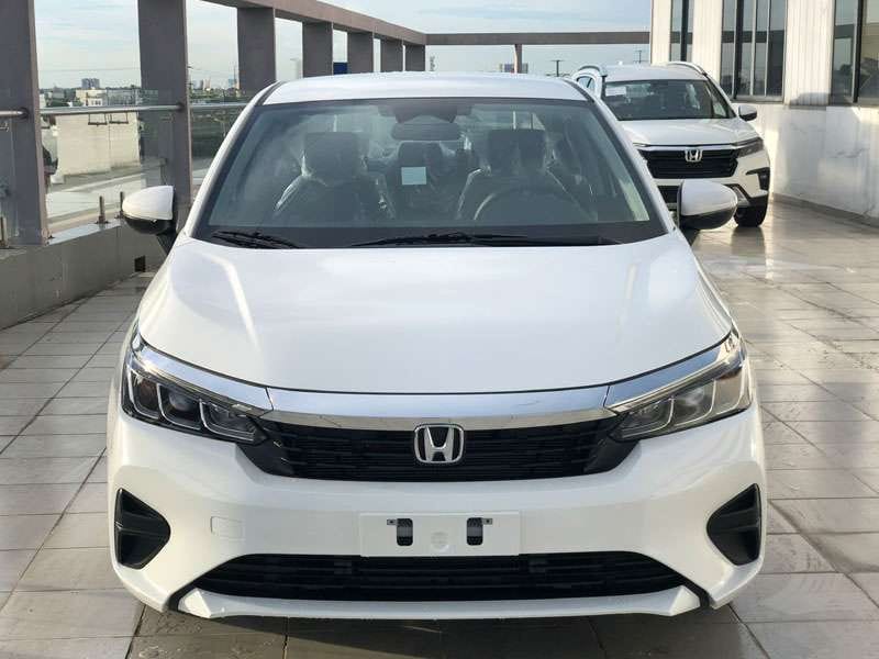 Thiết kế đầu xe và đèn BI-Halogen của hình ảnh xe ô tô Honda City G trắng 2025