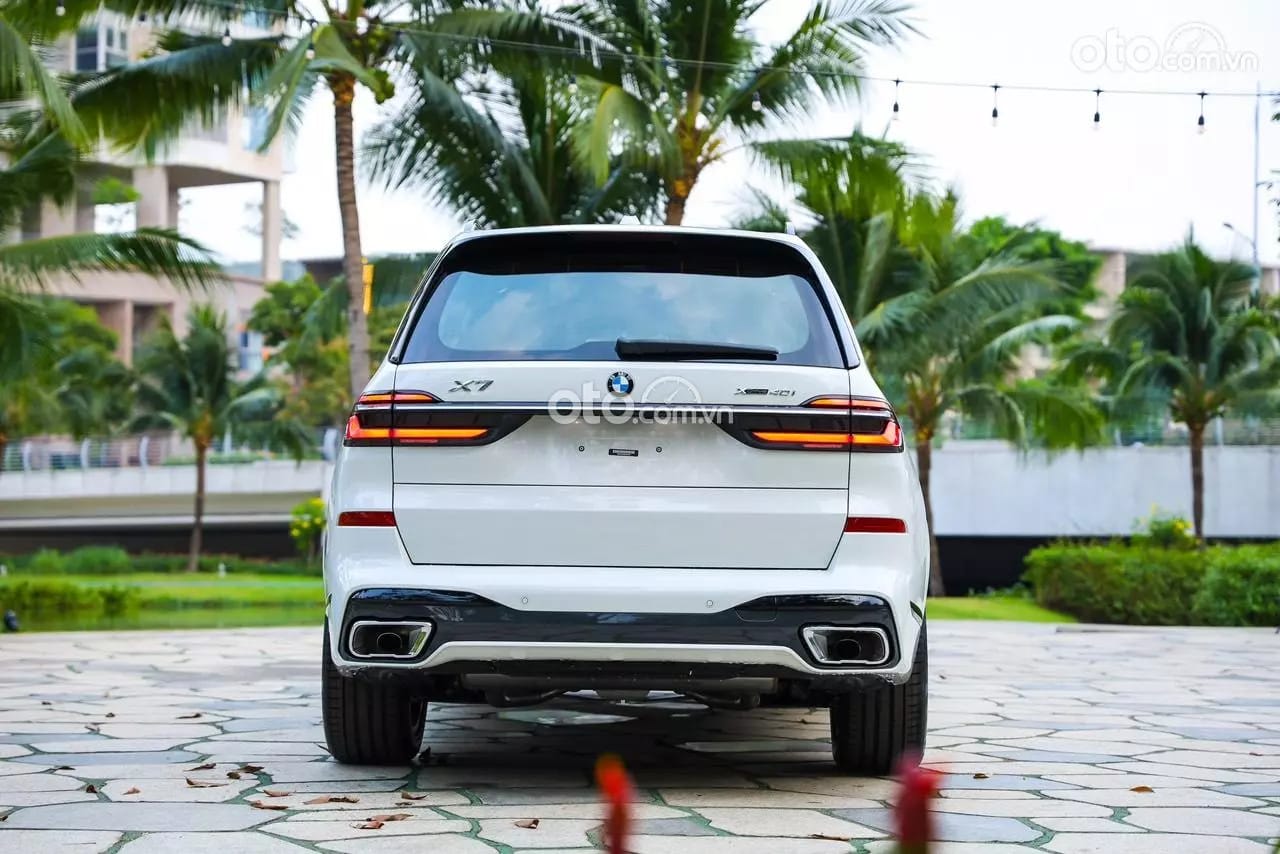 Thiết kế đuôi xe BMW X7 với dải crôm màu bạc, tạo điểm nhấn thể thao và hiện đại, ảnh hưởng đến giá trị xe.