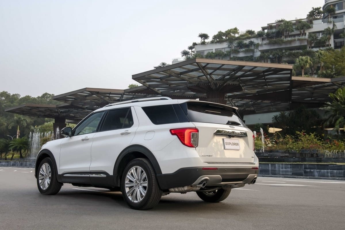 Thiết kế đuôi xe Ford Explorer 2025 mạnh mẽ và vuông vức