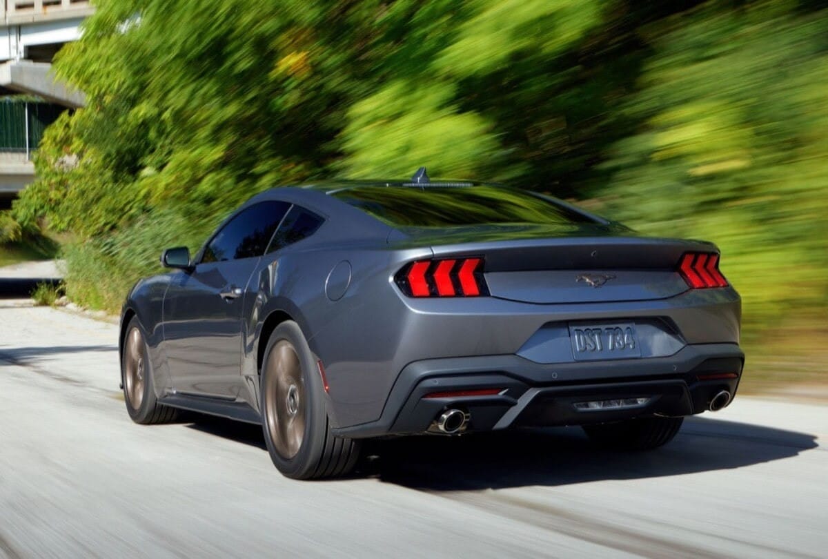 Thiết kế đuôi xe Ford Mustang GT ấn tượng với cụm đèn hậu LED đặc trưng.