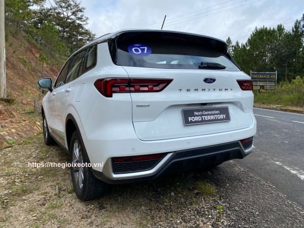Thiết kế đuôi xe Ford Territory 2024 với đèn hậu LED và cánh lướt gió