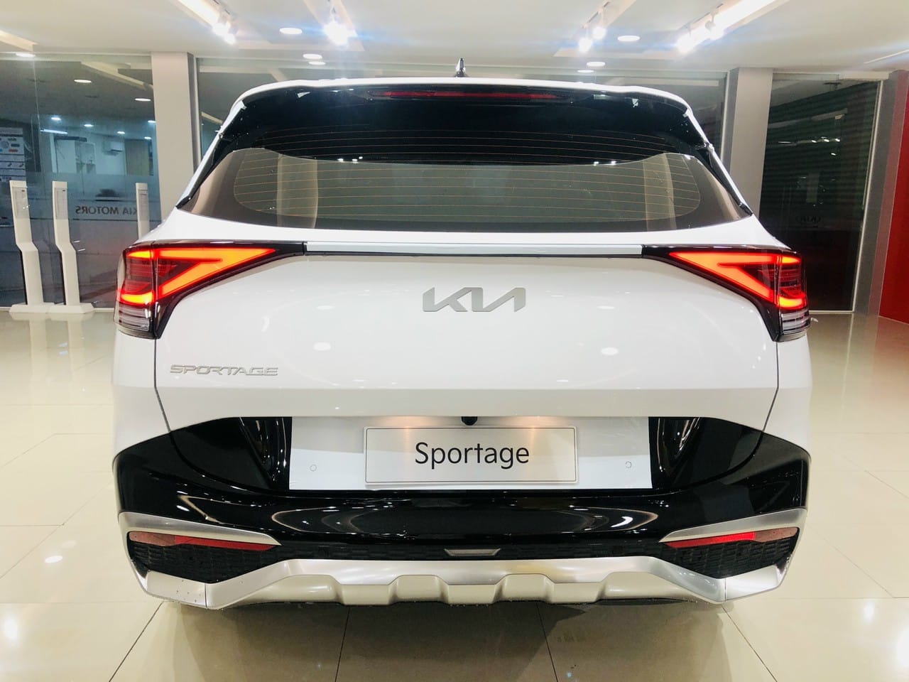 Thiết kế đuôi xe Kia Sportage 2025 với đường cắt vát sắc cạnh độc đáo