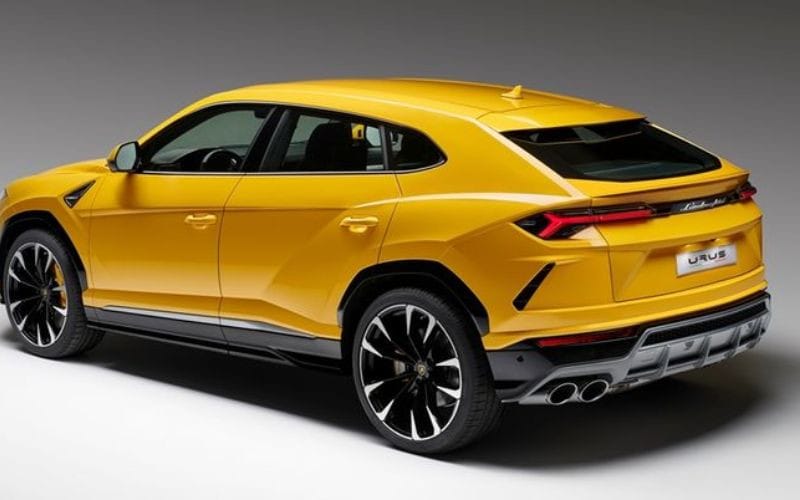 Thiết kế đuôi xe Lamborghini Urus mạnh mẽ, hiện đại với cụm đèn hậu chữ Y đặc trưng và cánh gió thể thao.