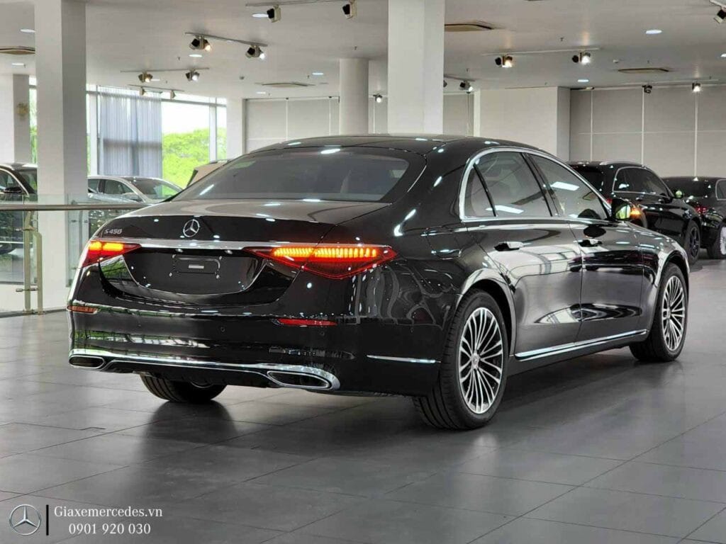 Thiết kế đuôi xe Mercedes S450 Luxury hiện đại, sang trọng