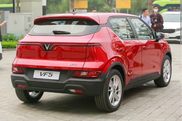 Thiết kế đuôi xe thể thao, năng động của VinFast VF 5 Plus với dải đèn nhận diện độc đáo.